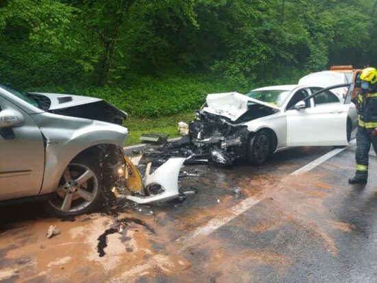 V hudi prometni nesreči sedem poškodovanih, pet so jih odpeljali