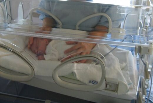 »Naša mlada nosečnica je umrla, otroka smo rešili. V tem valu korone je veliko težjih primerov«