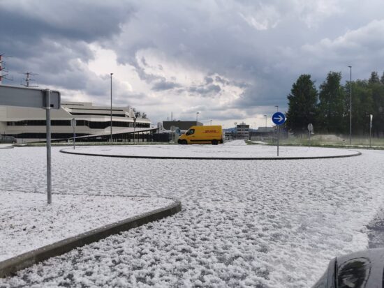 Zvečer vreme pokazalo zobe, še vedno problemi v prometu, strela udarila trikrat