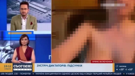 VIDEO: Novinar se je javil v živo, njegova gola punca obrnila kamero