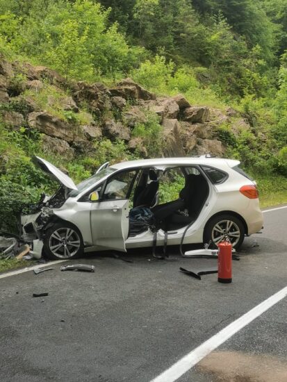 FOTO: Umrla na kraju nesreče, drugo osebo odpeljali