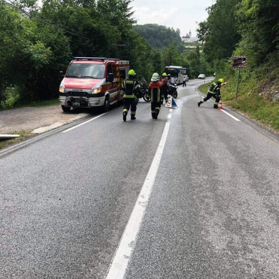 FOTO: Usoden ovinek, motorist umrl na kraju nesreče