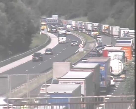 Zaprta avtocesta proti Ljubljani: S helikopterjem reševali življenje, eno je žal ugasnilo