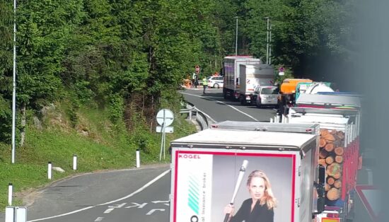 Tovornjakar zbil kolesarko