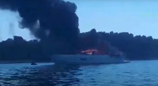 VIDEO: V Biogradu na Moru izbruhnil velik požar na jahti, vali se gost črn dim