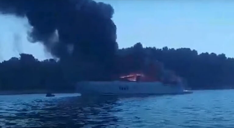 VIDEO: V Biogradu na Moru izbruhnil velik požar na jahti, vali se gost črn dim