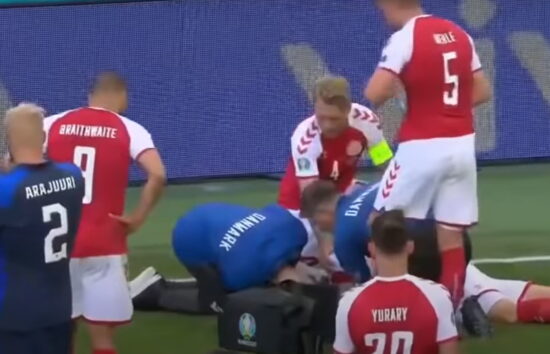 VIDEO: Nogometnega zvezdnika na Euro več minut oživljali, to so zadnje informacije o njegovem stanju