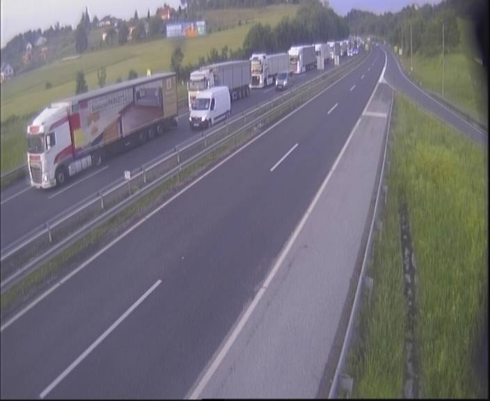 FOTO: Kilomentrska zastoja, stojijo tudi na voznem pasu