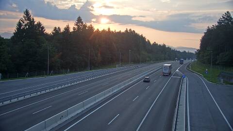 Nesreča na avtocesti zaprla vozni in prehitevalni pas