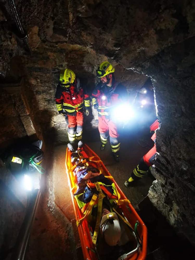 Iz vrtače dvignili truplo