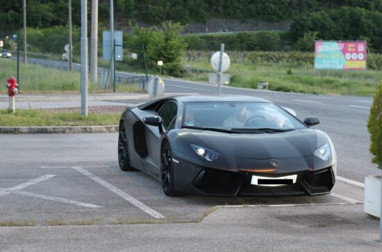 FOTO: Mlad par prišel na slovenski mejo z Lamborghinijem, ko je policist preveril vozilo …
