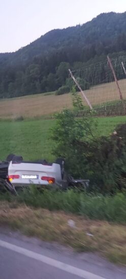 Podrl spomenik in odletel na streho