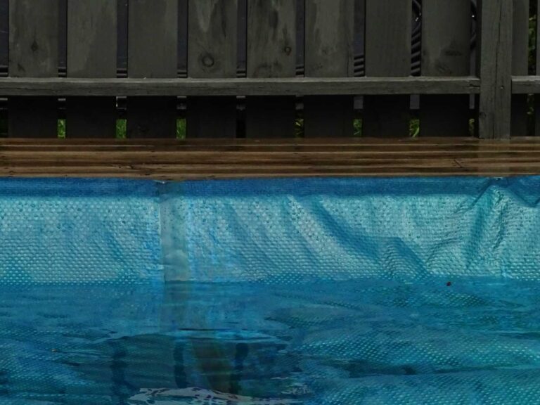 V bazenu v Mostah se je utapljal otrok, življenje mu visi na nitki