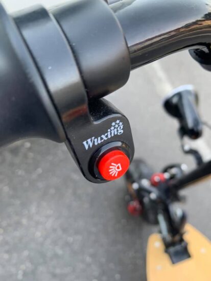 Z električnim skirojem v krožišču Prvomajske ni zvozila