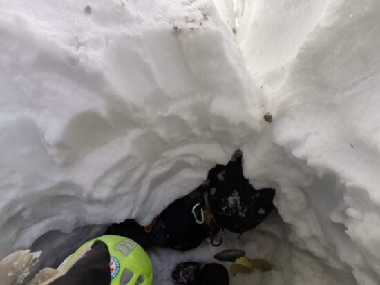 FOTO: Življenje na nitki, na planinca se je v visokogorju zrušil snežni most