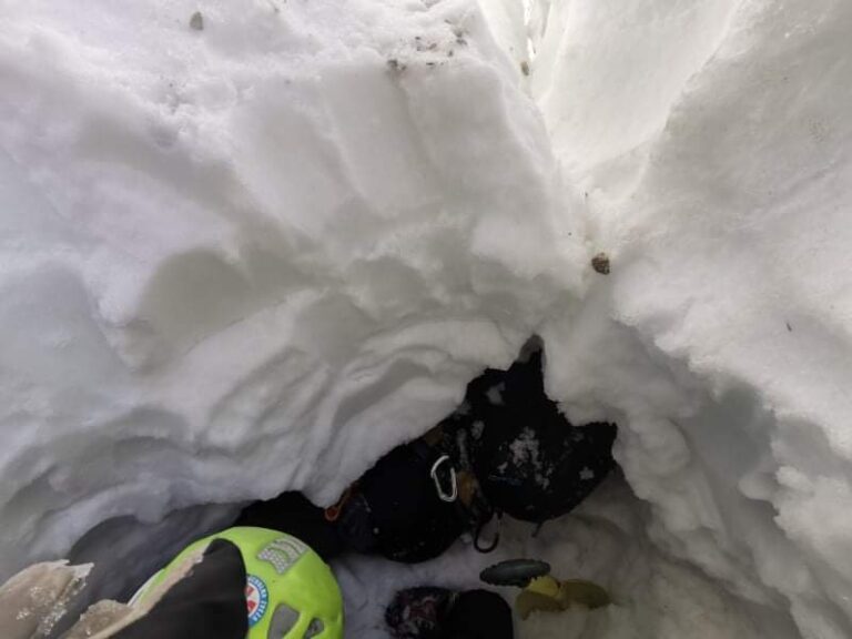 FOTO: Življenje na nitki, na planinca se je v visokogorju zrušil snežni most