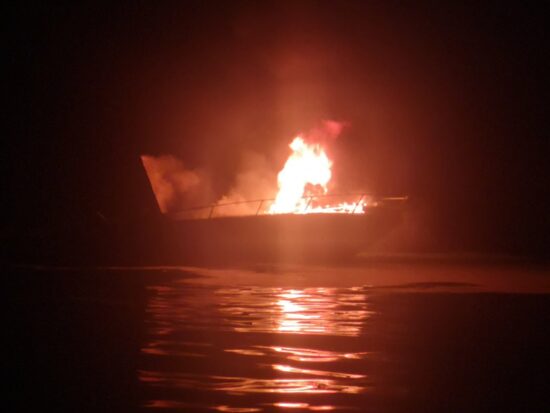 FOTO: Požar pred Simonovim zalivom, na plovilu moški in ženska