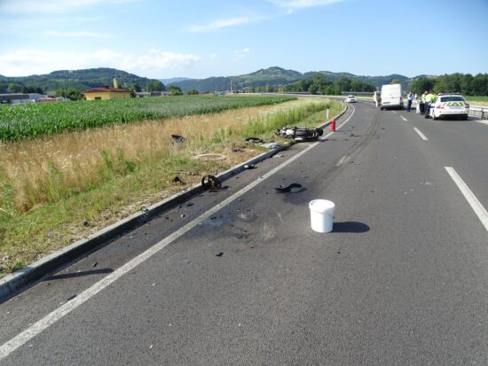 Težka nesreča motorista na regionalni cesti pri Planini