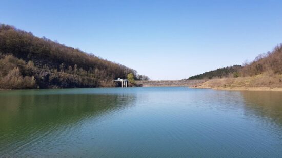 Znano, kdo je utonil v jezeru, padel je s surf deske