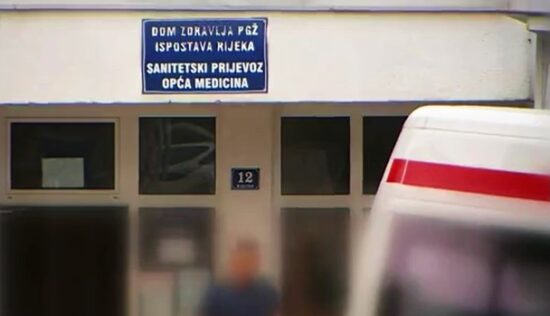 Vozniku reševalnega vozila in medicinski sestri padel pacient, udaril v beton in umrl