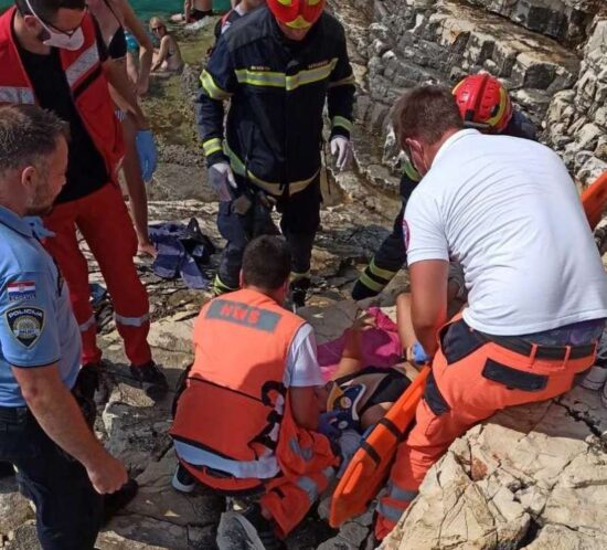 Grozljiva nesreča na rtu Kamenjak! Mladenka z višine 14 metrov skočila v morje, hudo je poškodovana