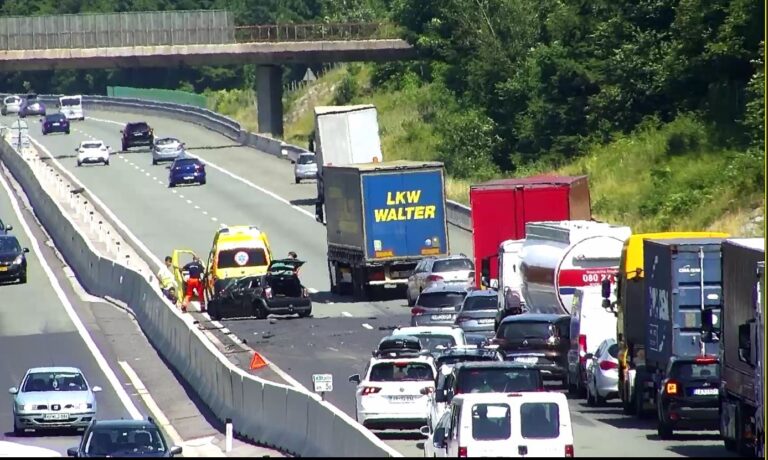 Na avtocesti v beton, našli negibnega, vozilo zaklenjeno