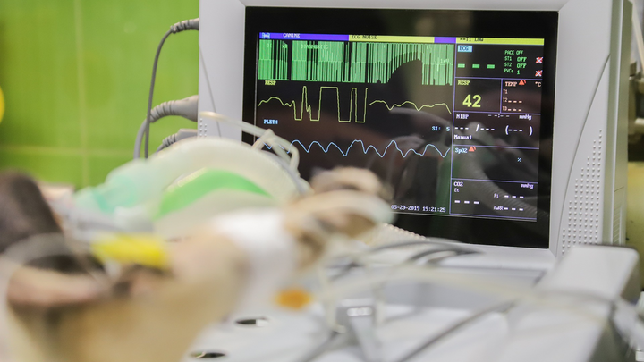 Odkrili prvo smrt zaradi dveh različic korone: Gospa je bila okužena z različicami alfa in beta