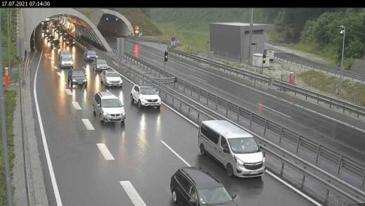 Noro jutro na cesta: Stojijo po več kot dve uri, Dars opozarja na padavine