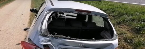 FOTO: Po trku vozilo pristalo na kolesarski stezi