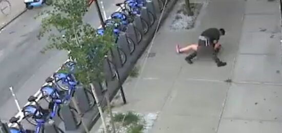 ŠOKANTNI VIDEO: Moški sredi dneva sledil ženski, je sledil napad