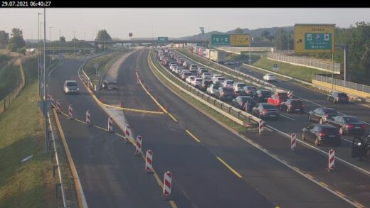 FOTO: Ure čakanja na izstop iz države