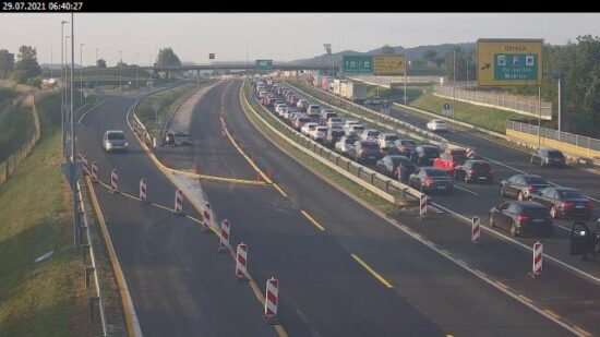 FOTO: Ure čakanja na izstop iz države