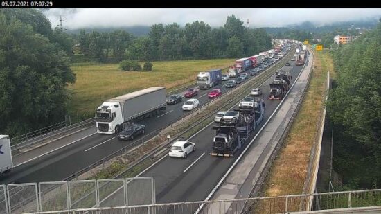 FOTO: Blokirana avtocesta proti Ljubljani: Uro in pol dodatnega časa!