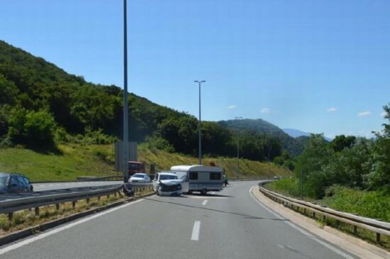 FOTO: Pijani Slovenec z 2,35 promila strmoglavil z avtomobilom in prikolico na obvoznici