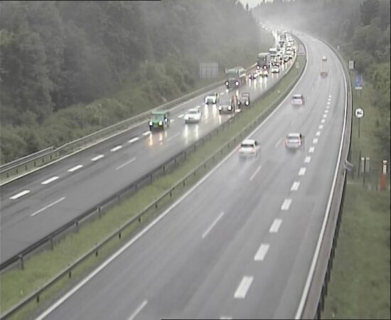 FOTO: Počilo na mokri avtocesti, nastaja zastoj