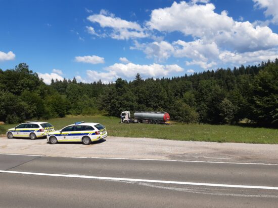 To so fotografije nenavadne prometne nesreče, voznik je bil seveda pijan