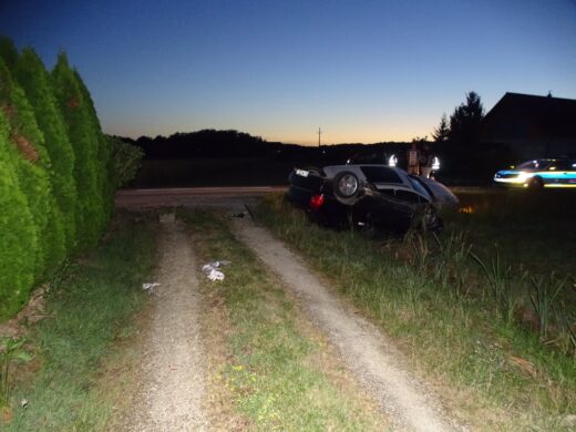 Avto na strehi, gasilci prali cestišče