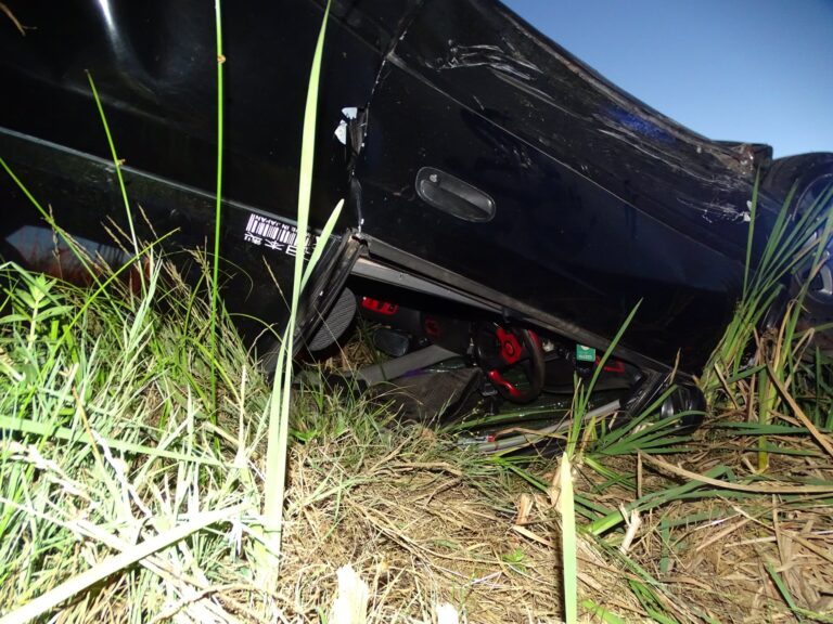 Voznica ob 1.37 s ceste na streho, skupila jo je sopotnica