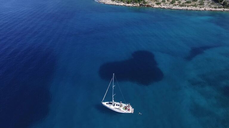 Tragedija na Jadranu: v trčenju jadrnice in jet skija umrla ženska, deklici poškodovani