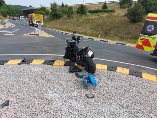 V križišču poškodovana motoristka