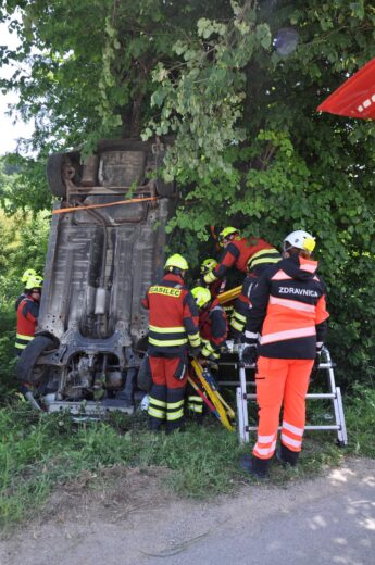 Avto na streho, v pločevini trije ponesrečenci