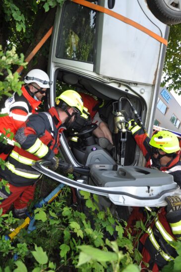 Izvlekli dve ukleščeni osebi, žal je ena umrla na kraju