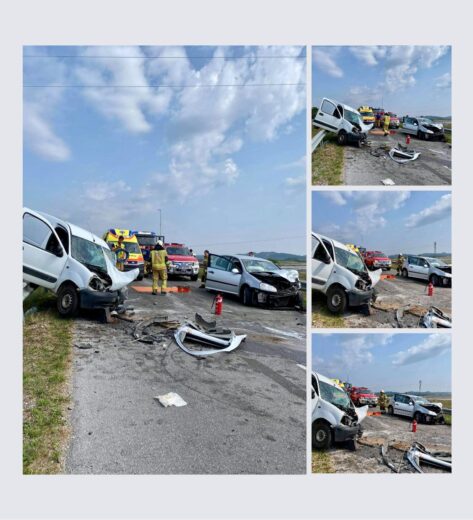 FOTO: V pločevini na mostu ujeti dve osebi