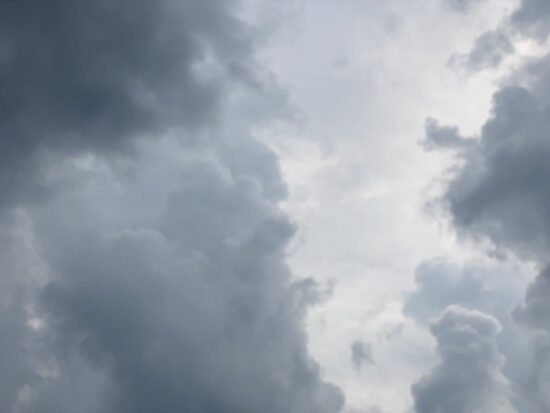 Nad polovico države plohe in nevihte, temperature pa visoko