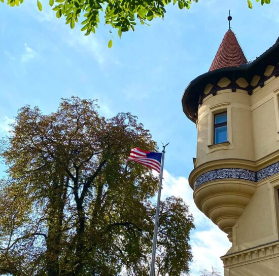 Na ameriškem veleposlaništvu žalost: Poslovil se je nekdanji veleposlanik v Sloveniji