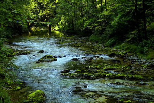 Huda nesreča na Bledu! Odtrgala se je skala in padla na turistko