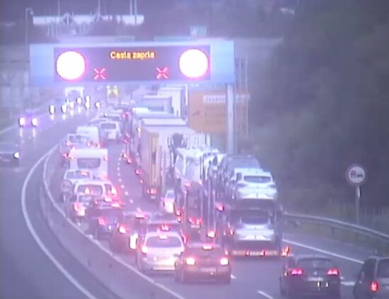 Na avtocesti v smeri Ljubljane verižno trčenje štirih vozil, skupila sta jo dva človeka