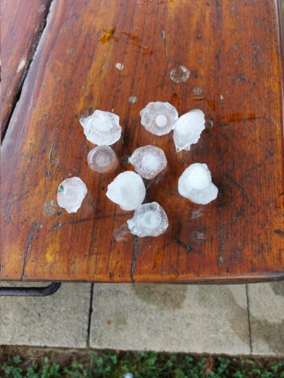 FOTO: Popoldne udarila tako velika toča: “praktično popolnoma stolklo skoraj novega Pasata”