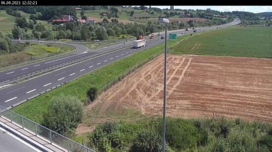 Nesreča na avtocesti, policisti, reševalci in gasilci rešujejo poškodovane! Poročajo tudi o smrti