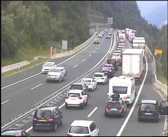 FOTO: Nesreča zaprla cesto, odsvetujejo potovanje v Bohinj